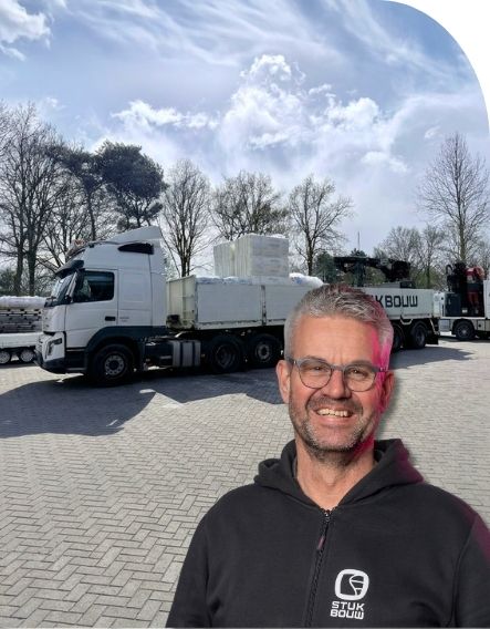 Trekker open oplegger en kraan van Alex