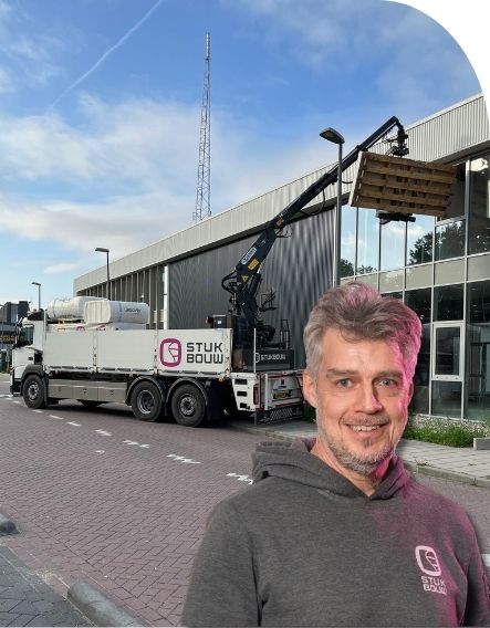 Open bakwagen met laad-en loskraan van Peter